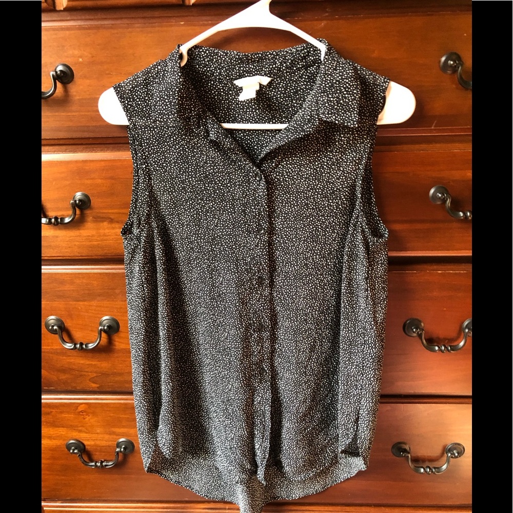 Black and white sleeveless shirt